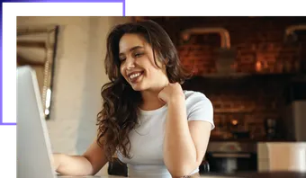 Gestora sorrindo enquanto trabalha no notebook